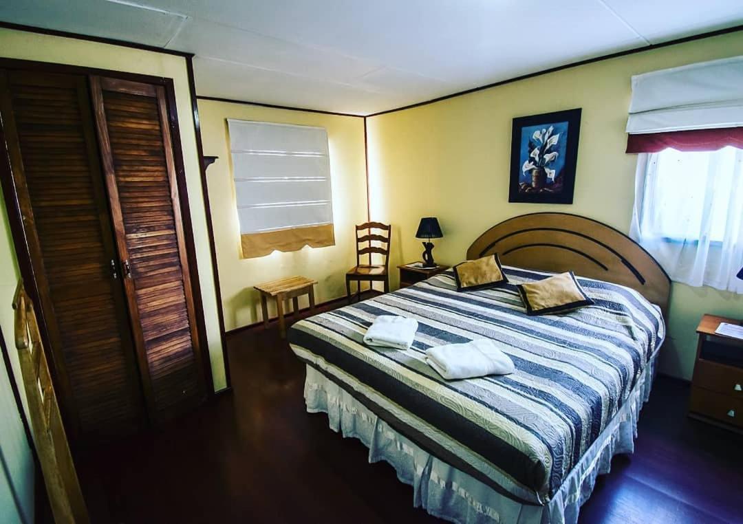 Hostal Alcazar Puerto Natales Eksteriør bilde